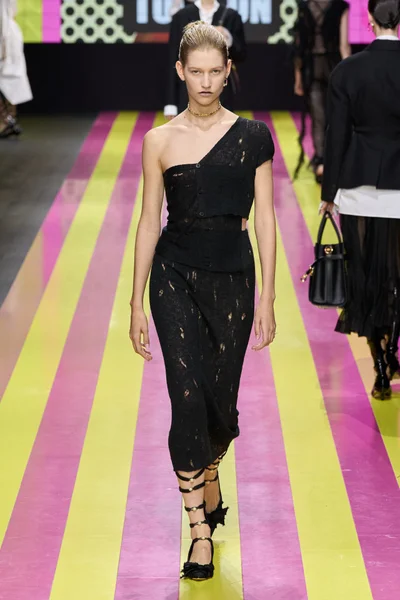 Look 16